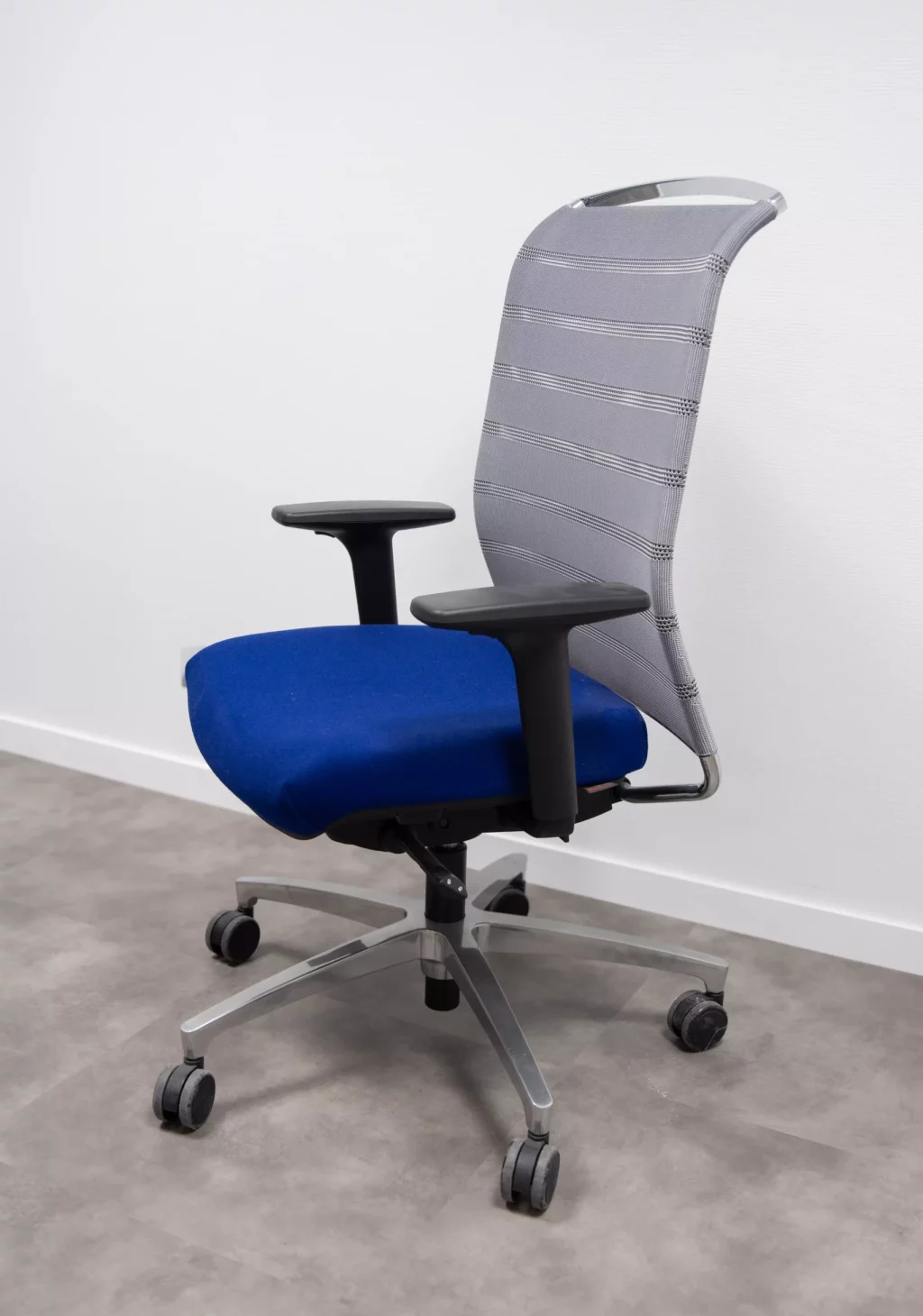 12_Fauteuil_Zuco_Conte-1-scaled-qggbn1itjqzzuojhqhksun9yklj54qxlabeekpvcaw