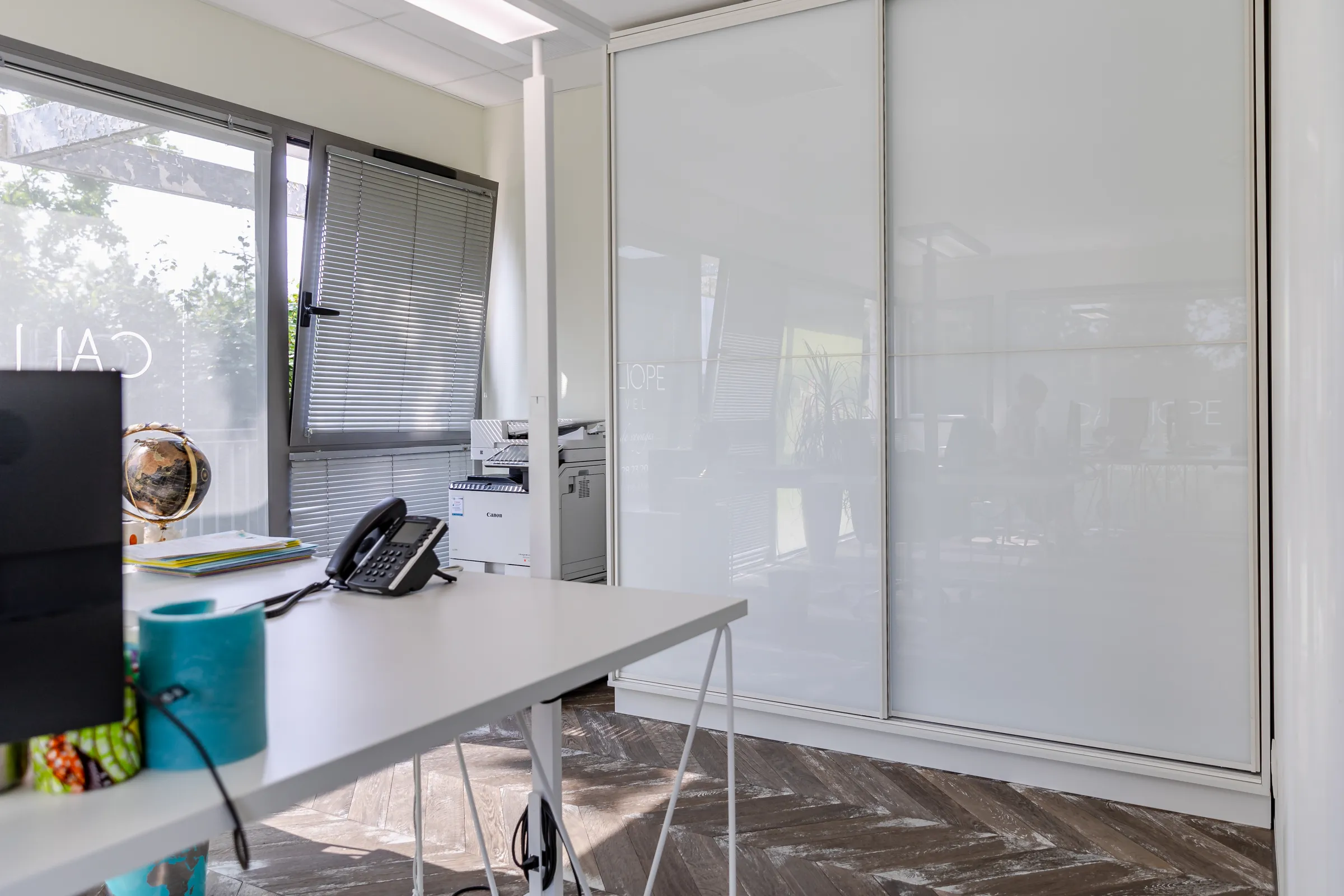 Bureau devant un placard