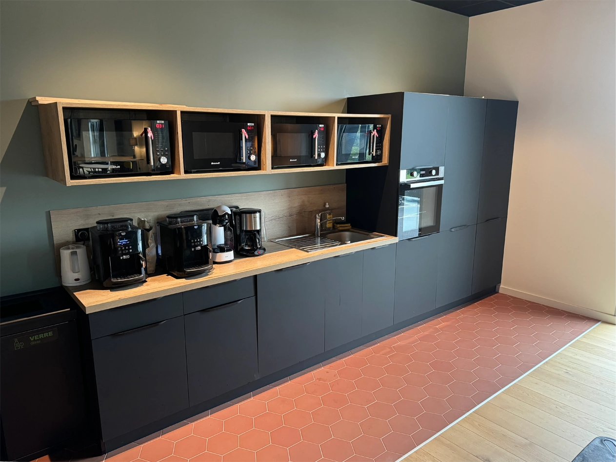 La cuisine avec électroménager et niches micro-ondes