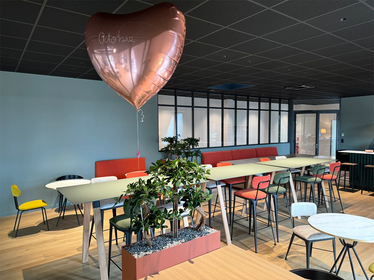 Vue de la salle de pause avec les tables repas
