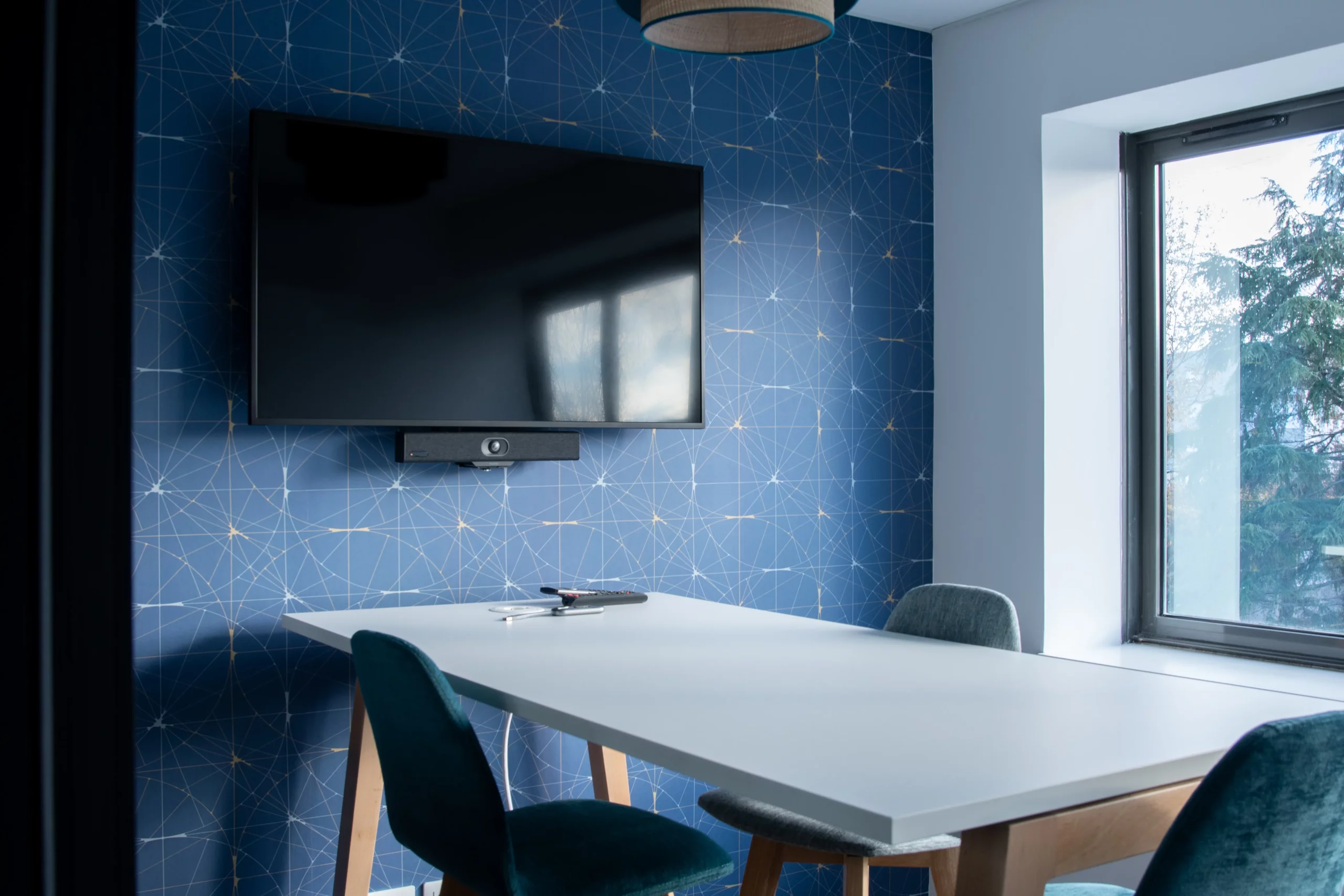 Salle de réunion avec table et écran