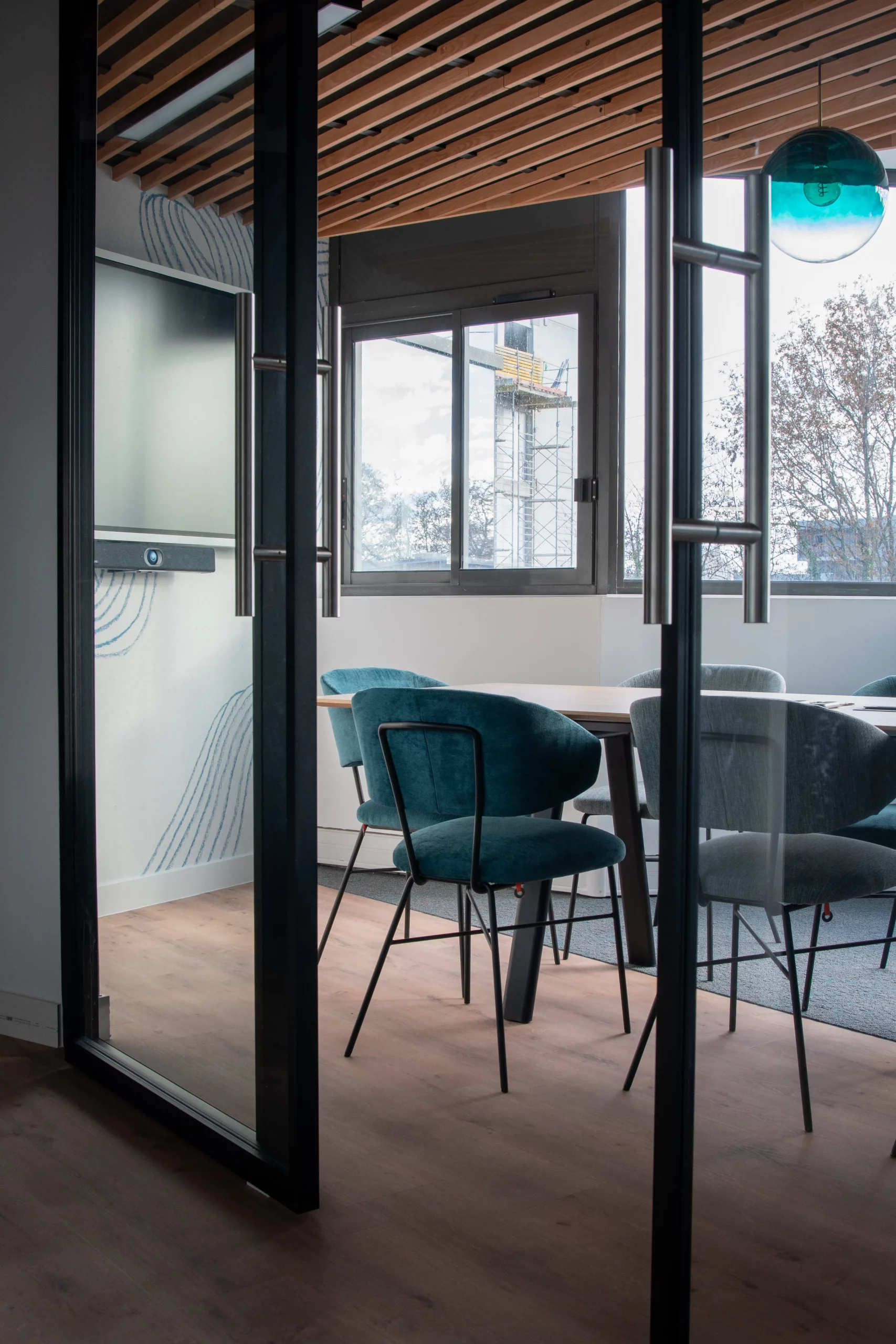 Salle de réunion vue de l'extérieur