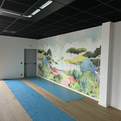 Vue de la salle de pause pendant les travaux avec fresque murale