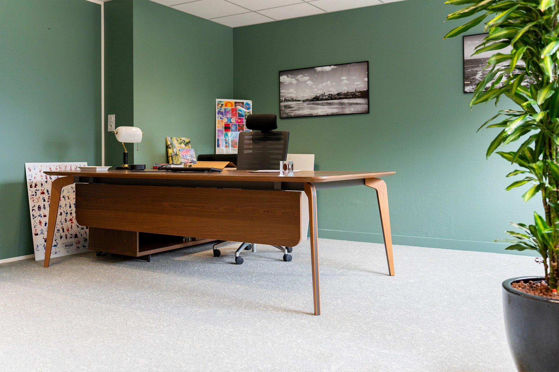 Bureau manager