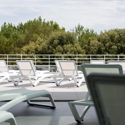 Espace solarium avec bains de soleil