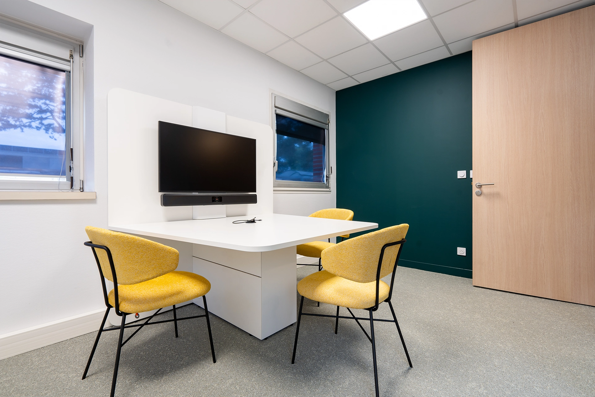 Espace visio avec table et chaises