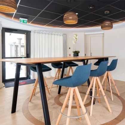 Table haute avec chaises hautes