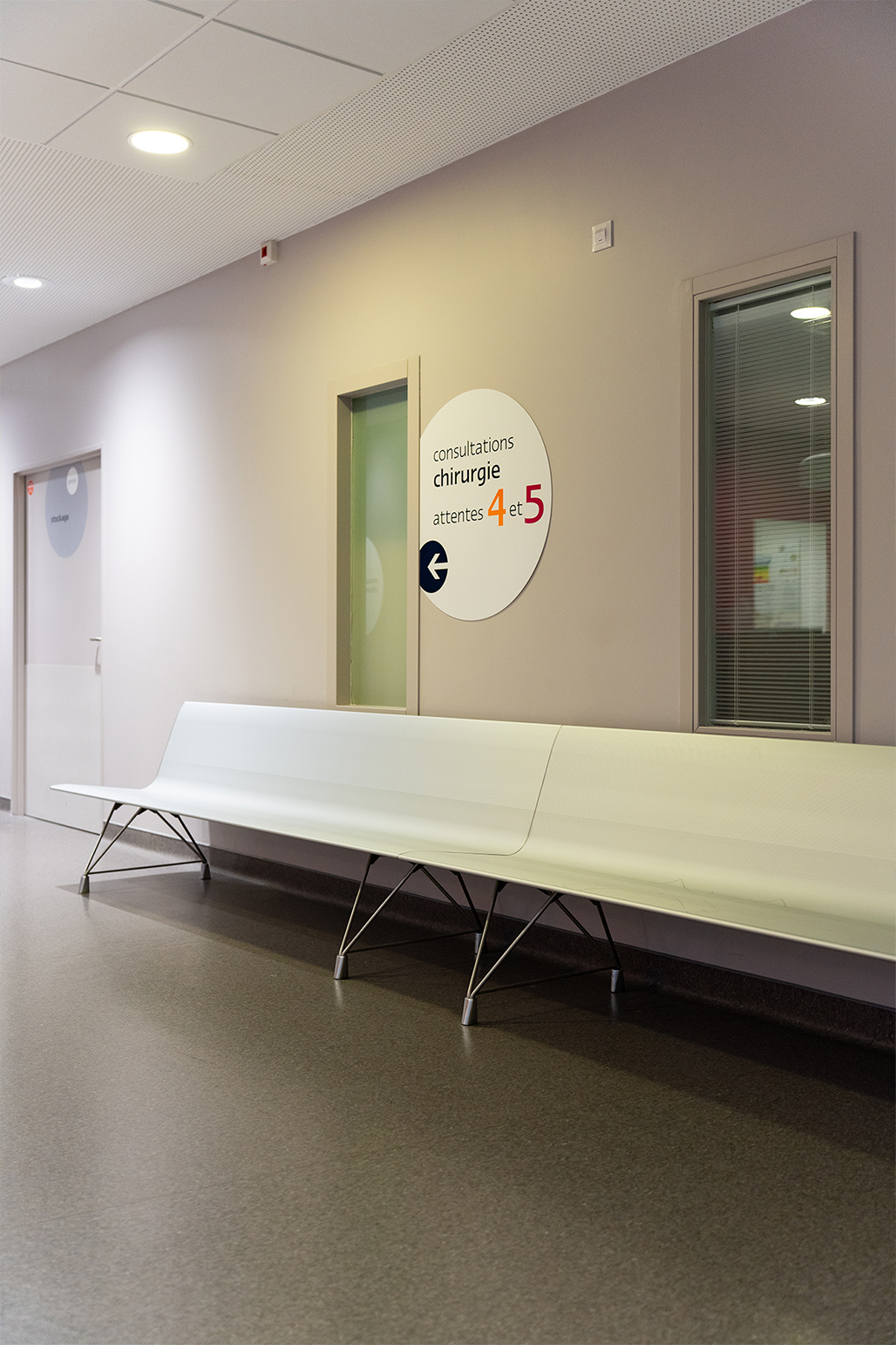 Bancs attente consultation clinique de l'Estuaire