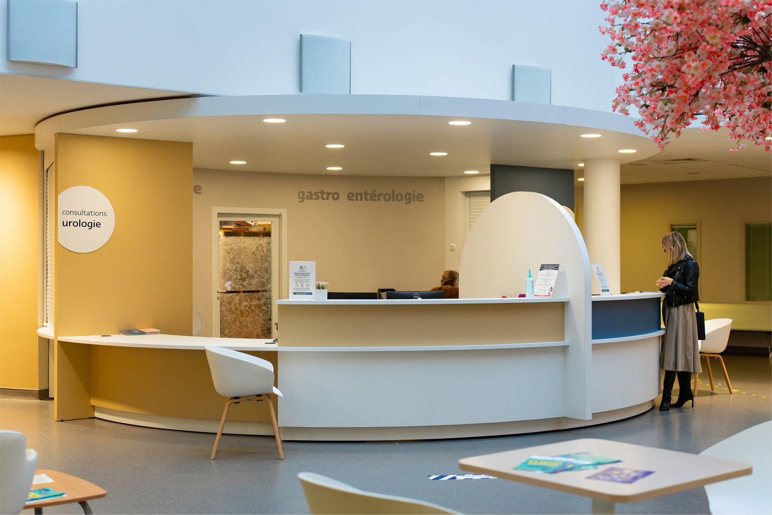 Banque d'accueil avec plafonnier clinique de l'Estuaire