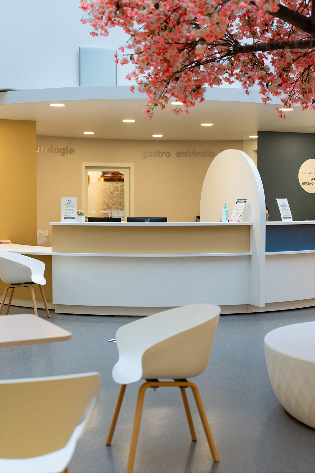 Banque d'accueil avec plafonnier clinique de l'Estuaire