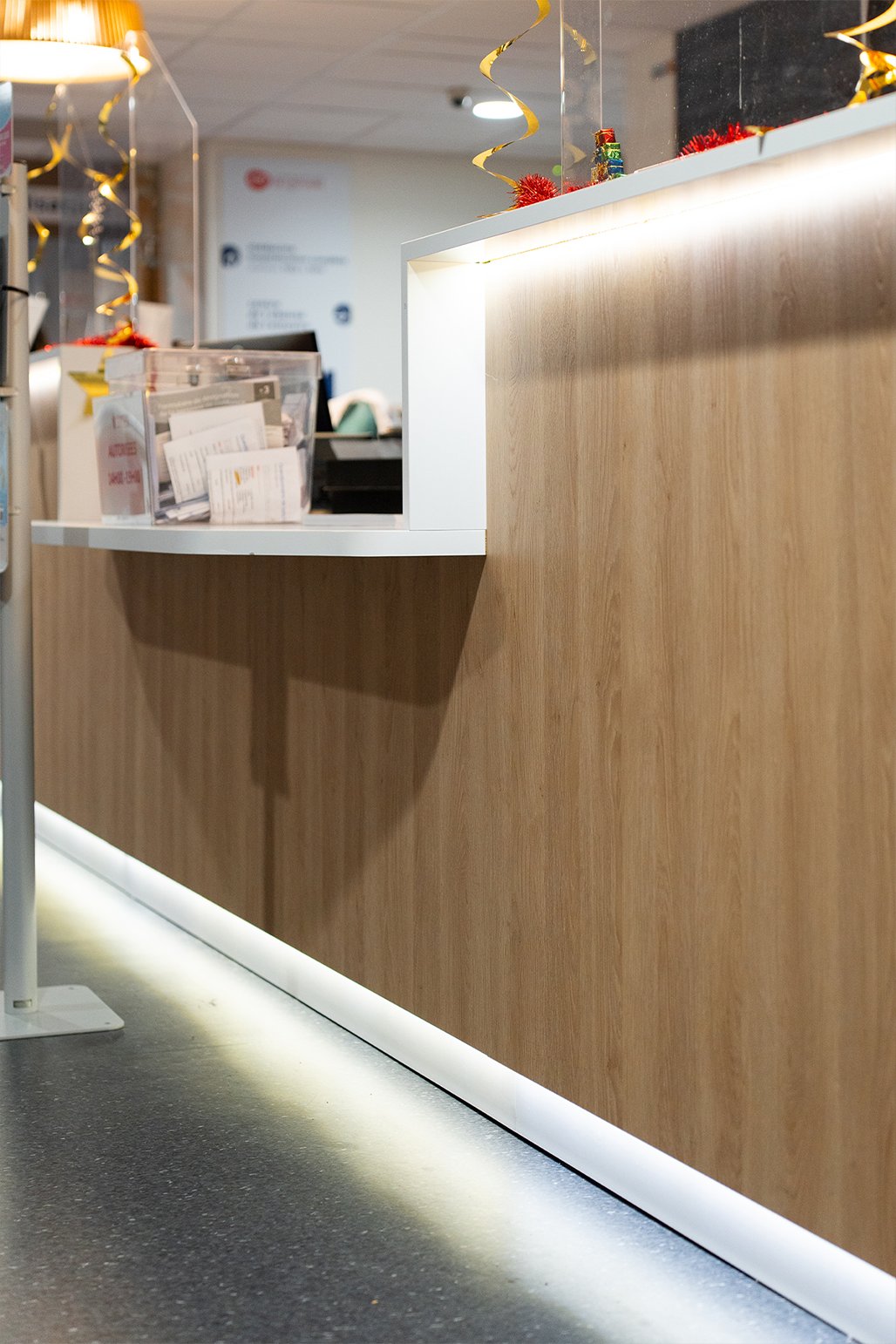 Façade boisée de banque d'accueil clinique de l'Estuaire