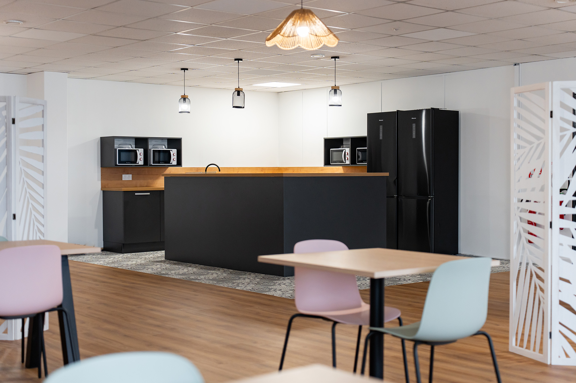 cuisine et tables salle de pause groupe SF